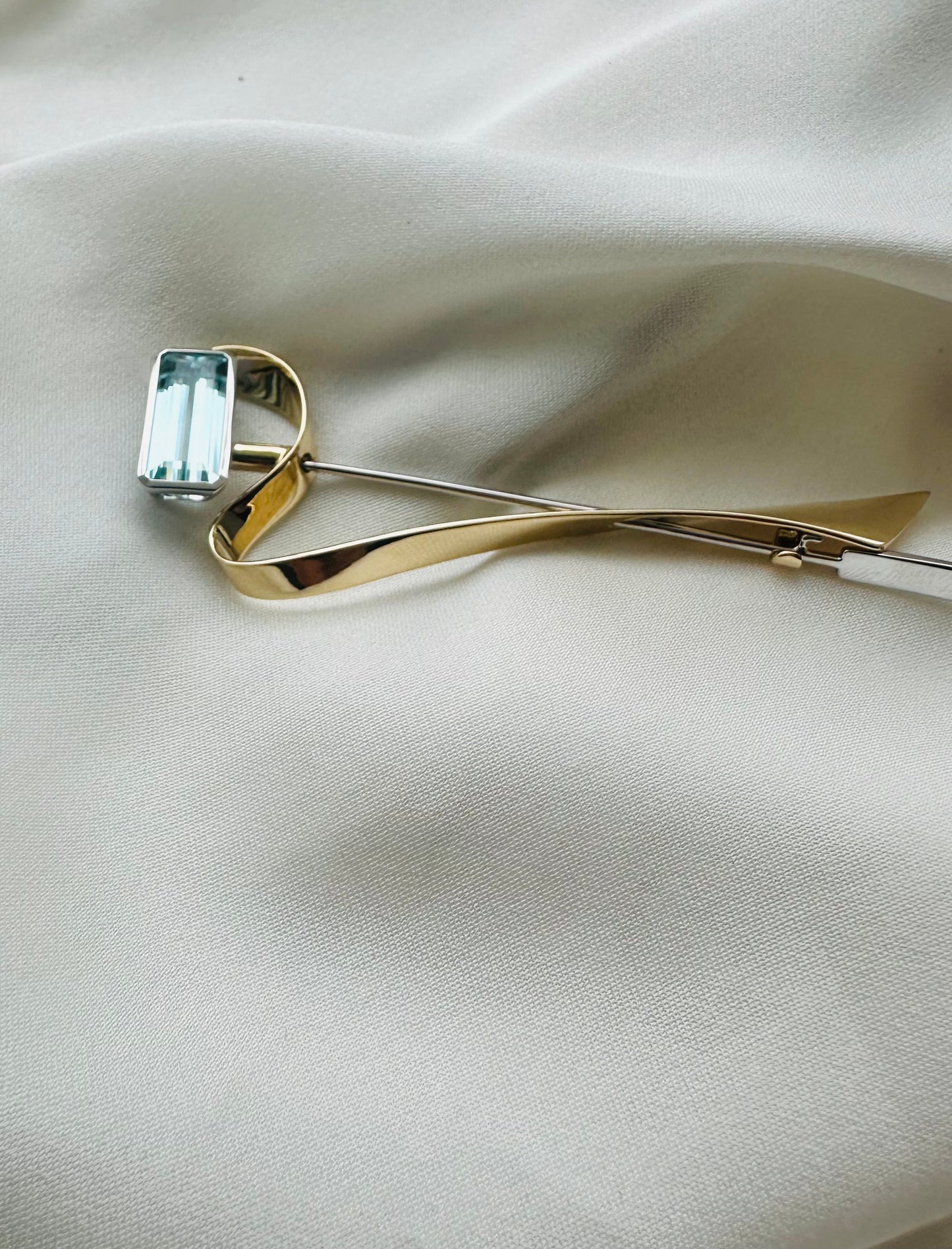 Aquamarine Accent in 18K Yellow Gold - Unisex Ribbon-Shaped Brooch