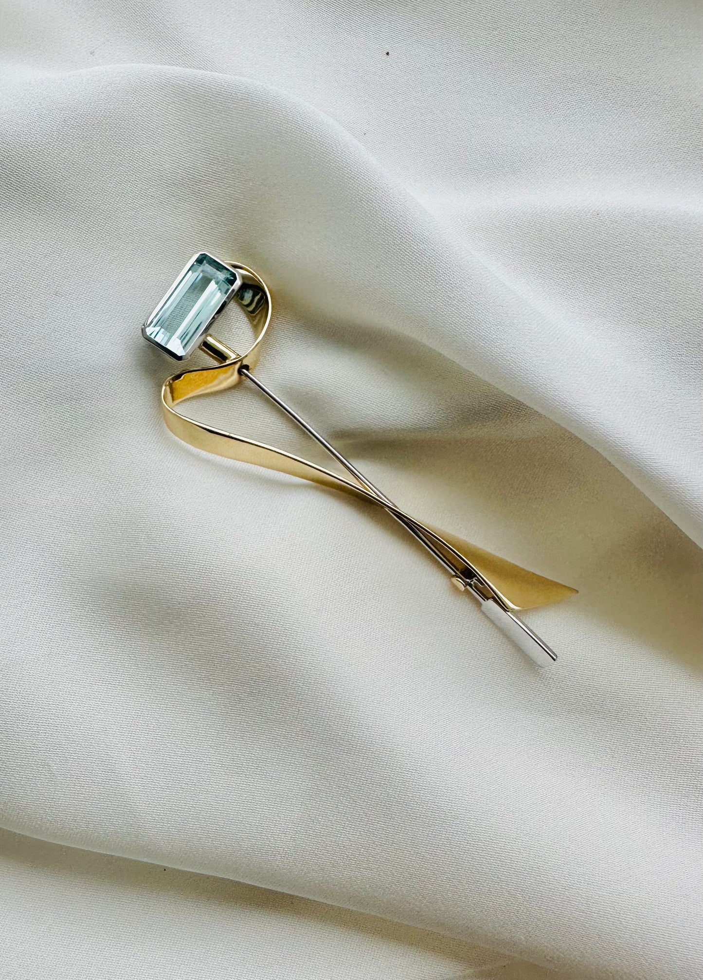 Aquamarine Accent in 18K Yellow Gold - Unisex Ribbon-Shaped Brooch