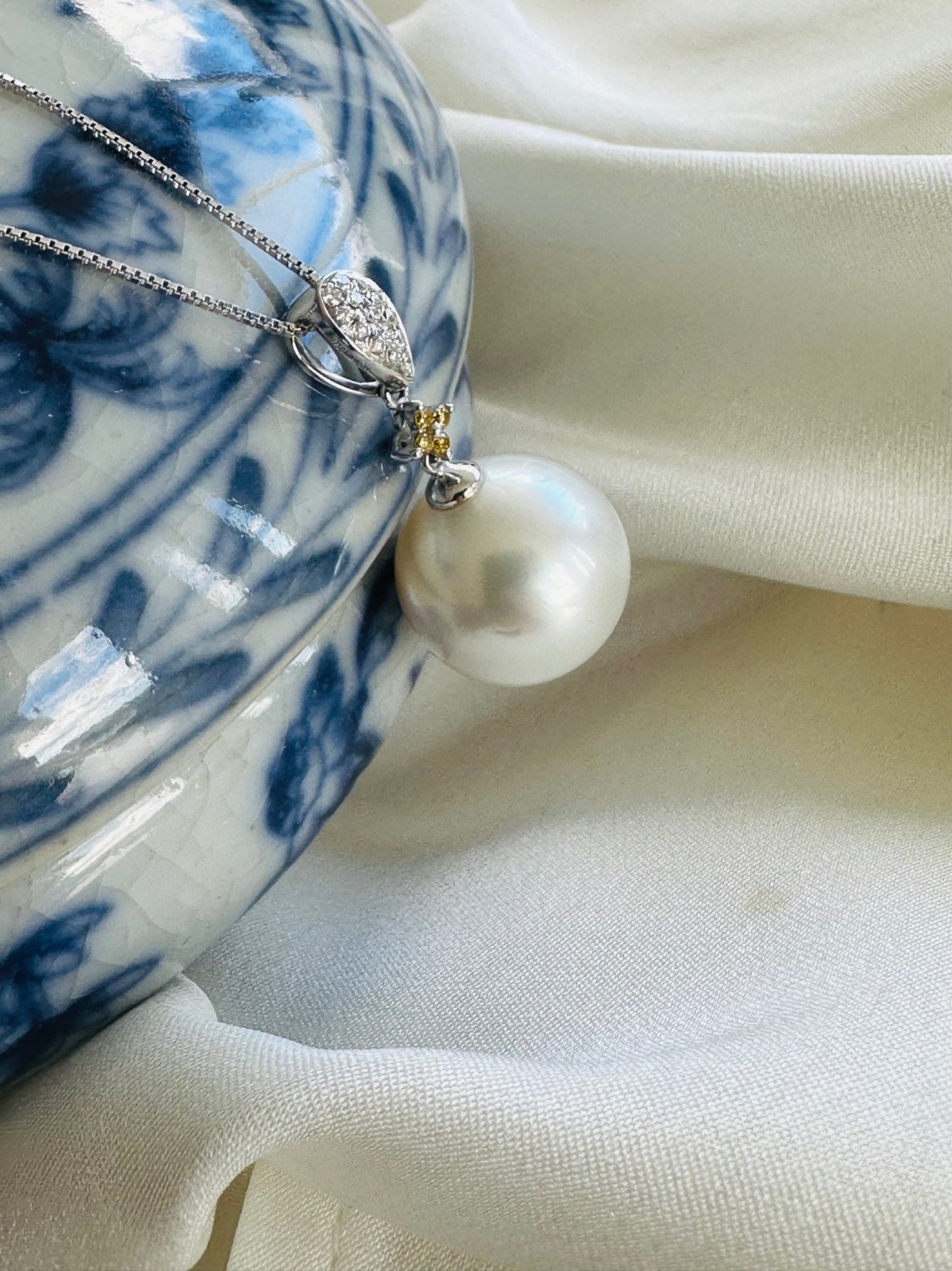 White South Sea Pearl Diamond Pendant