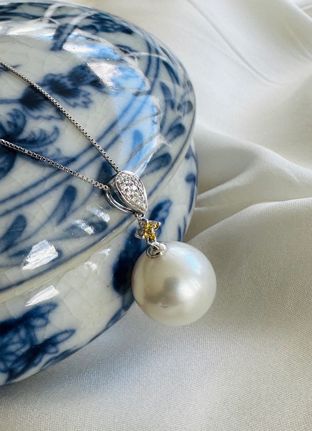 White South Sea Pearl Diamond Pendant