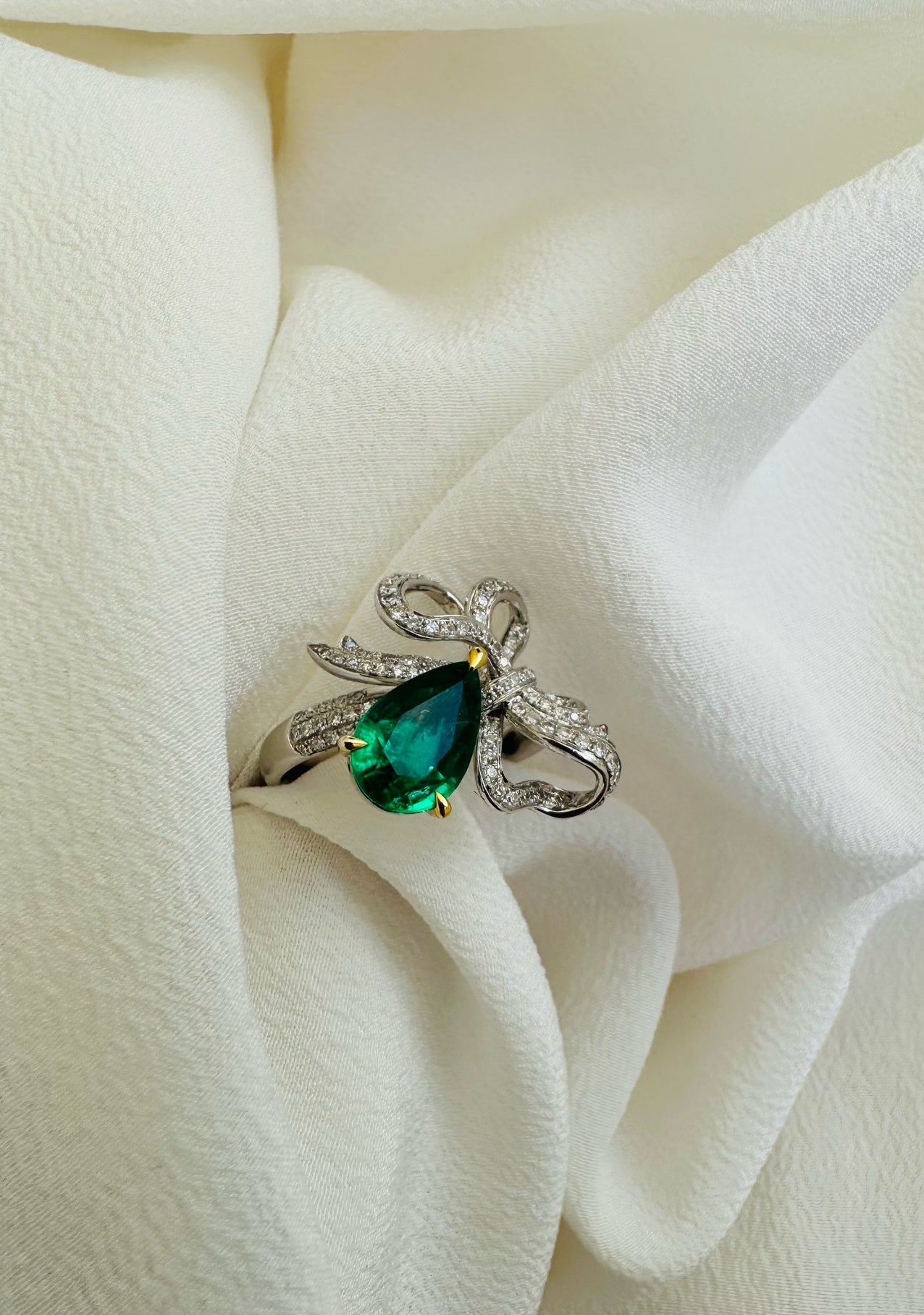 Ruban Emerald Ring