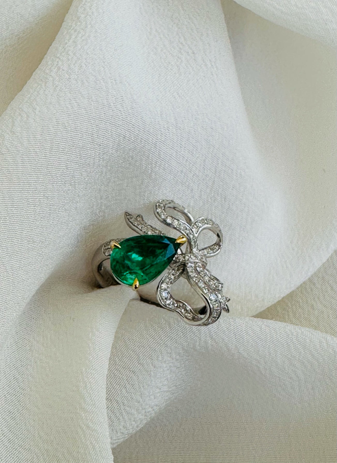 Ruban Emerald Ring